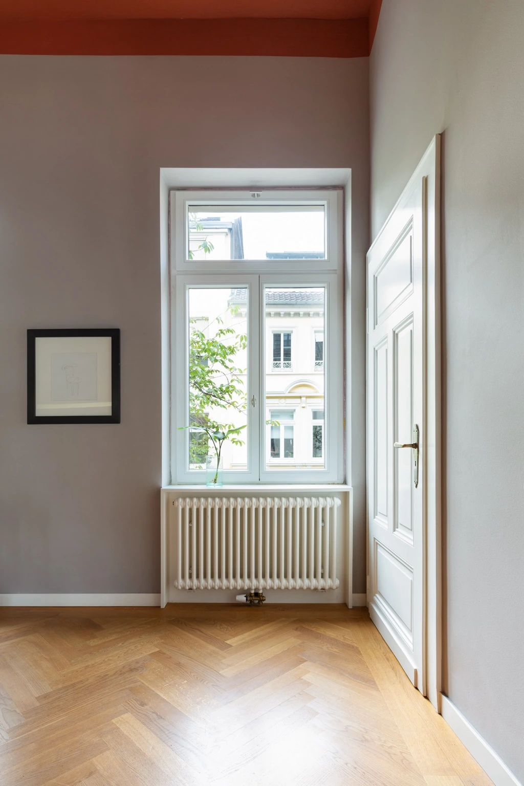Heller Innenraum mit Parkett und Einbauten