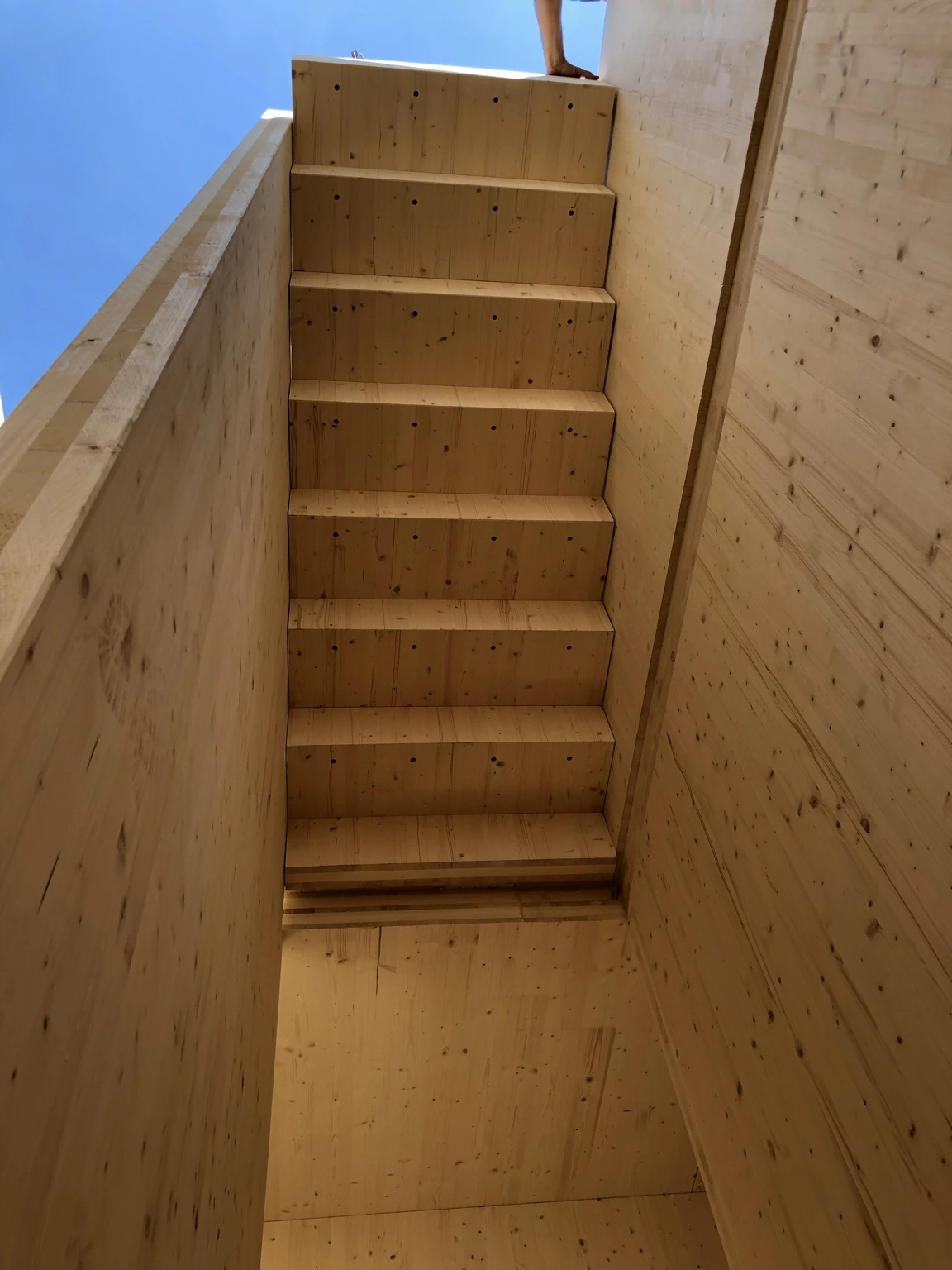 Massivholztreppe im Bau