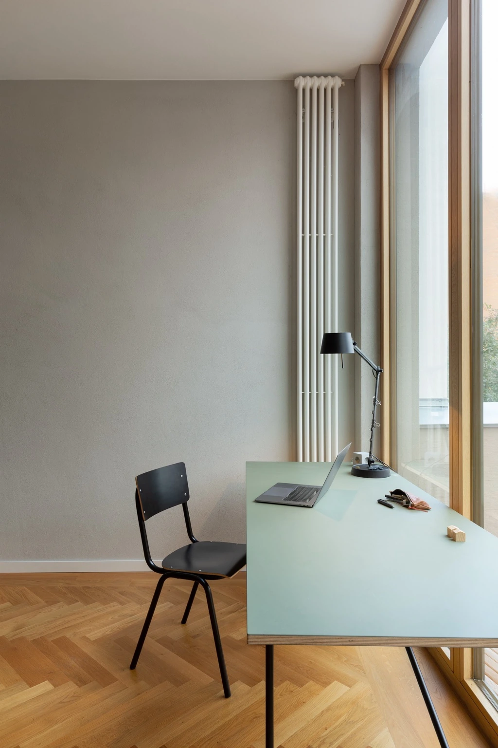 Innenraum: Ein Arbeitsplatz am Fenster