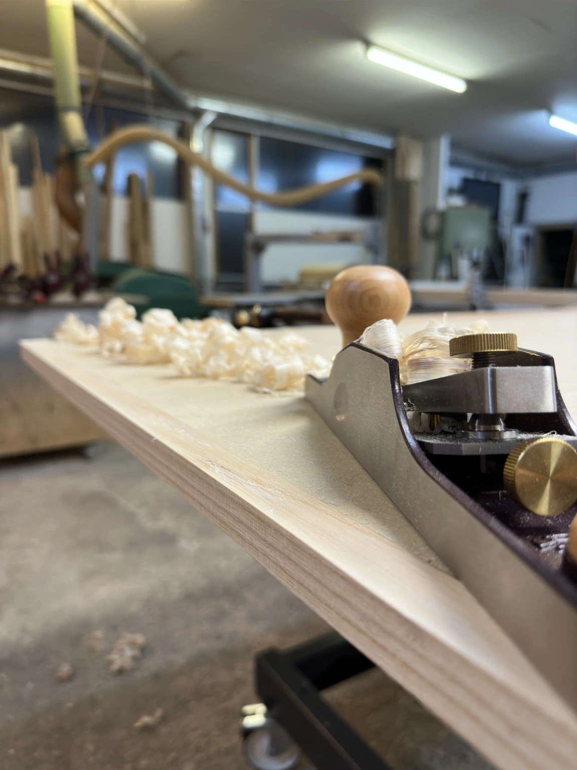 Handarbeit: Hobel und Werkstück