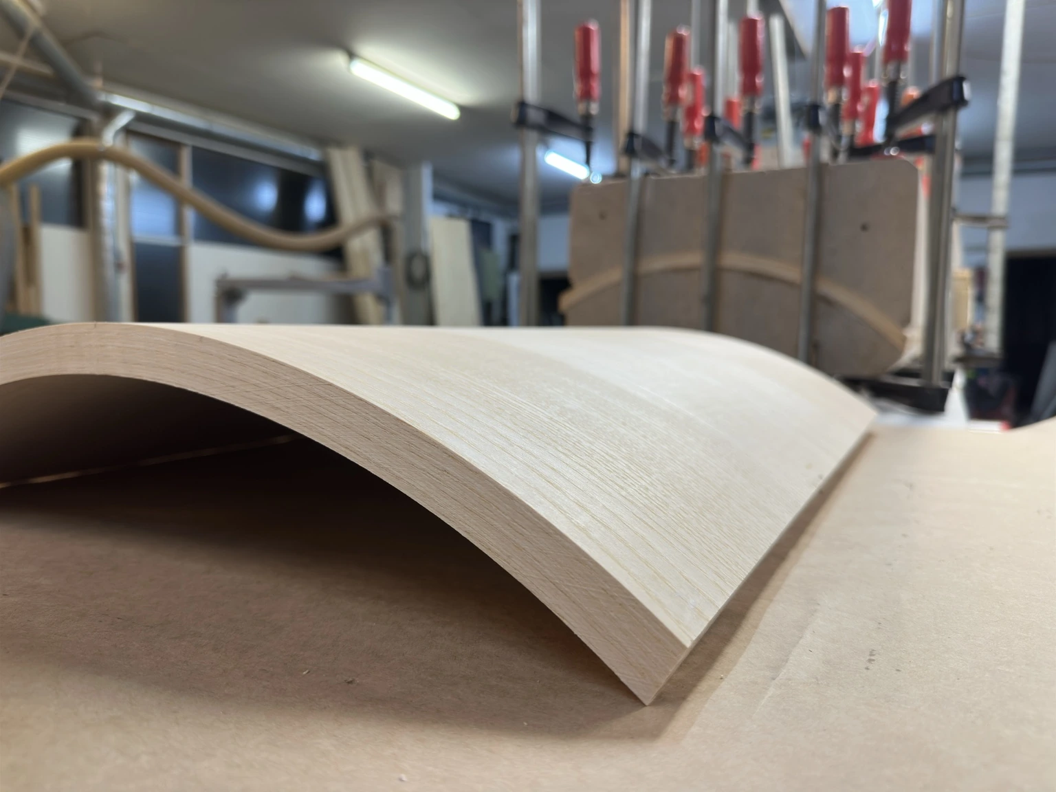 Gebogenes Bauteil aus Holz